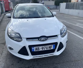 Frontansicht eines Mietwagens Ford Focus am Flughafen von Tirana, Albanien ✓ Auto Nr.9388. ✓ Schaltgetriebe TM ✓ 0 Bewertungen.