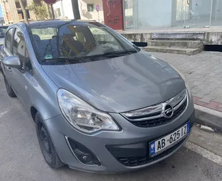 Frontansicht eines Mietwagens Opel Corsa am Flughafen von Tirana, Albanien ✓ Auto Nr.9416. ✓ Schaltgetriebe TM ✓ 0 Bewertungen.