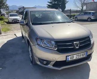 Frontansicht eines Mietwagens Dacia Sandero am Flughafen von Tirana, Albanien ✓ Auto Nr.9485. ✓ Schaltgetriebe TM ✓ 0 Bewertungen.