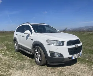 Frontansicht eines Mietwagens Chevrolet Captiva am Flughafen von Tirana, Albanien ✓ Auto Nr.9482. ✓ Automatisch TM ✓ 1 Bewertungen.