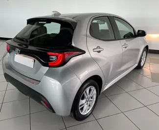 Mietwagen Toyota Yaris 2023 in Spanien, mit Hybride-Kraftstoff und 91 PS ➤ Ab 22 EUR pro Tag.