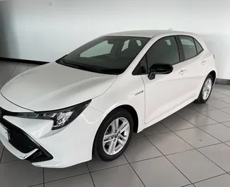 Frontansicht eines Mietwagens Toyota Corolla am Flughafen Teneriffa Süd, Spanien ✓ Auto Nr.9502. ✓ Automatisch TM ✓ 0 Bewertungen.