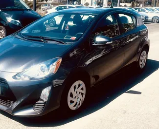 Frontansicht eines Mietwagens Toyota Prius C am Flughafen Tiflis, Georgien ✓ Auto Nr.9558. ✓ Automatisch TM ✓ 0 Bewertungen.