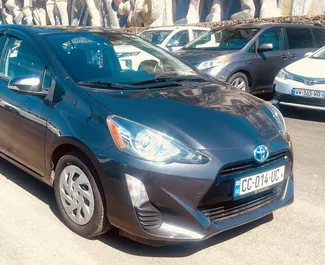 Mietwagen Toyota Prius C 2016 in Georgien, mit Benzin-Kraftstoff und 99 PS ➤ Ab 60 GEL pro Tag.