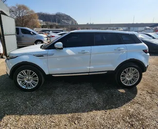 Frontansicht eines Mietwagens Land Rover Range Rover Evoque in Tirana, Albanien ✓ Auto Nr.9401. ✓ Automatisch TM ✓ 0 Bewertungen.