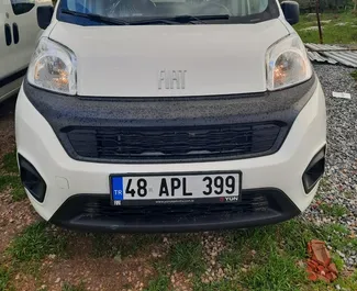 Frontansicht eines Mietwagens Fiat Fiorino am Flughafen Bodrum, Türkei ✓ Auto Nr.9393. ✓ Schaltgetriebe TM ✓ 0 Bewertungen.