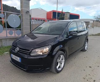 Frontansicht eines Mietwagens Volkswagen Touran in Tirana, Albanien ✓ Auto Nr.9394. ✓ Automatisch TM ✓ 0 Bewertungen.