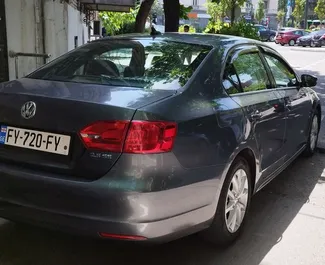 Benzin 2,5L Motor von Volkswagen Jetta 2013 zur Miete in Tiflis.