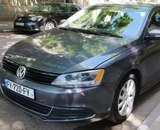 Frontansicht eines Mietwagens Volkswagen Jetta in Tiflis, Georgien ✓ Auto Nr.9532. ✓ Automatisch TM ✓ 0 Bewertungen.