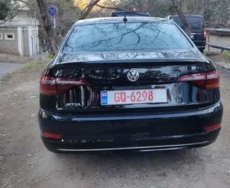 Innenraum von Volkswagen Jetta zur Miete in Georgien. Ein großartiges 5-Sitzer Fahrzeug mit Automatisch Getriebe.