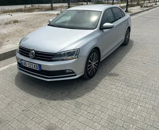 Frontansicht eines Mietwagens Volkswagen Jetta in Tirana, Albanien ✓ Auto Nr.9564. ✓ Automatisch TM ✓ 0 Bewertungen.