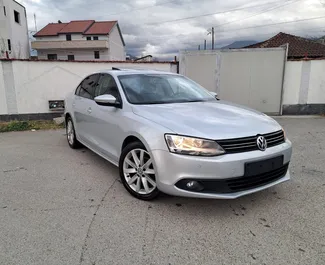 Frontansicht eines Mietwagens Volkswagen Jetta in Tirana, Albanien ✓ Auto Nr.9567. ✓ Automatisch TM ✓ 0 Bewertungen.