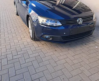 Frontansicht eines Mietwagens Volkswagen Jetta in Tirana, Albanien ✓ Auto Nr.9566. ✓ Automatisch TM ✓ 0 Bewertungen.