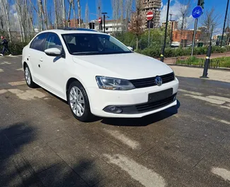 Frontansicht eines Mietwagens Volkswagen Jetta in Tirana, Albanien ✓ Auto Nr.9572. ✓ Automatisch TM ✓ 0 Bewertungen.