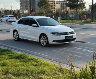 Frontansicht eines Mietwagens Volkswagen Jetta in Tirana, Albanien ✓ Auto Nr.9574. ✓ Automatisch TM ✓ 0 Bewertungen.