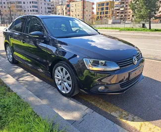 Frontansicht eines Mietwagens Volkswagen Jetta in Tirana, Albanien ✓ Auto Nr.9577. ✓ Automatisch TM ✓ 0 Bewertungen.