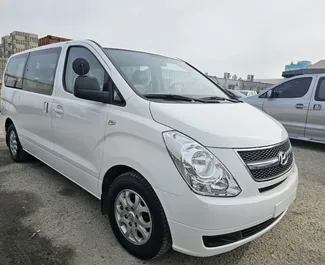 Frontansicht eines Mietwagens Hyundai Starex in Tirana, Albanien ✓ Auto Nr.9584. ✓ Automatisch TM ✓ 0 Bewertungen.