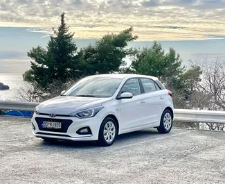 Frontansicht eines Mietwagens Hyundai i20 in Budva, Montenegro ✓ Auto Nr.9395. ✓ Automatisch TM ✓ 0 Bewertungen.