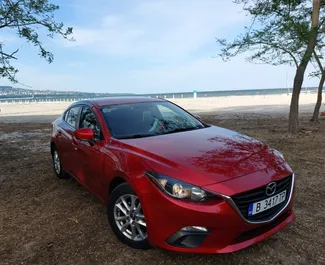 Frontansicht eines Mietwagens Mazda 3 am Flughafen Burgas, Bulgarien ✓ Auto Nr.9433. ✓ Automatisch TM ✓ 0 Bewertungen.