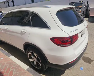 Mietwagen Mercedes-Benz GLC300 2020 in VAE, mit Benzin-Kraftstoff und 280 PS ➤ Ab 230 AED pro Tag.