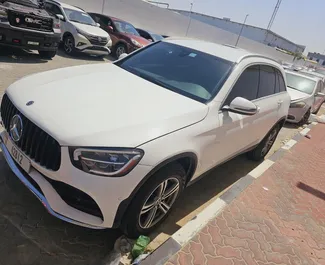 Frontansicht eines Mietwagens Mercedes-Benz GLC300 in Dubai, VAE ✓ Auto Nr.9406. ✓ Automatisch TM ✓ 0 Bewertungen.