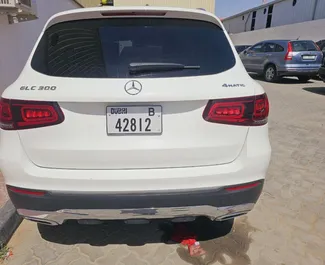 Benzin 2,5L Motor von Mercedes-Benz GLC300 2020 zur Miete in Dubai.