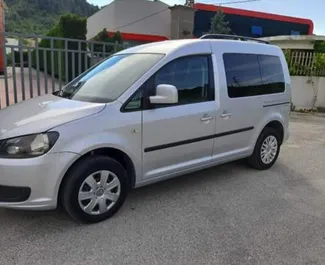 Frontansicht eines Mietwagens Volkswagen Caddy in Tirana, Albanien ✓ Auto Nr.4615. ✓ Schaltgetriebe TM ✓ 5 Bewertungen.