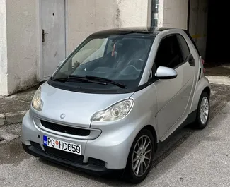 Frontansicht eines Mietwagens Smart Fortwo in Budva, Montenegro ✓ Auto Nr.9846. ✓ Automatisch TM ✓ 0 Bewertungen.