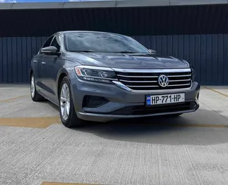 Frontansicht eines Mietwagens Volkswagen Passat in Tiflis, Georgien ✓ Auto Nr.9590. ✓ Automatisch TM ✓ 0 Bewertungen.