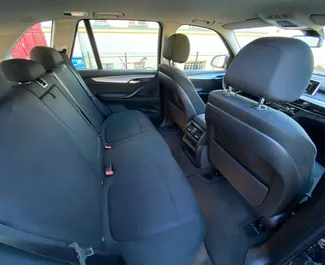 Innenraum von BMW X5 zur Miete in der Tschechischen Republik. Ein großartiges 5-Sitzer Fahrzeug mit Automatisch Getriebe.