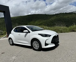 Frontansicht eines Mietwagens Toyota Yaris in Budva, Montenegro ✓ Auto Nr.9826. ✓ Automatisch TM ✓ 2 Bewertungen.