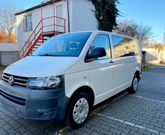 Frontansicht eines Mietwagens Volkswagen Transporter in Prag, Tschechische Republik ✓ Auto Nr.4186. ✓ Schaltgetriebe TM ✓ 0 Bewertungen.