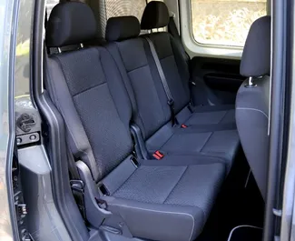 Volkswagen Caddy 2017 zur Miete verfügbar in Durres, mit Kilometerbegrenzung unbegrenzte.