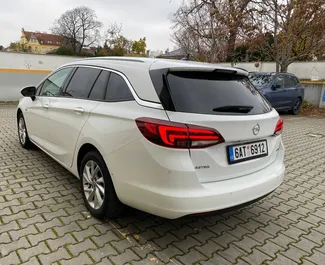 Opel Astra Sports Tourer 2018 mit Antriebssystem Frontantrieb, verfügbar in Prag.