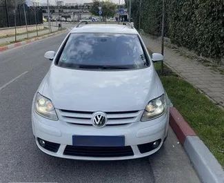 Frontansicht eines Mietwagens Volkswagen Golf Plus in Tirana, Albanien ✓ Auto Nr.9694. ✓ Automatisch TM ✓ 0 Bewertungen.