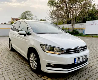 Frontansicht eines Mietwagens Volkswagen Touran in Prag, Tschechische Republik ✓ Auto Nr.393. ✓ Automatisch TM ✓ 1 Bewertungen.