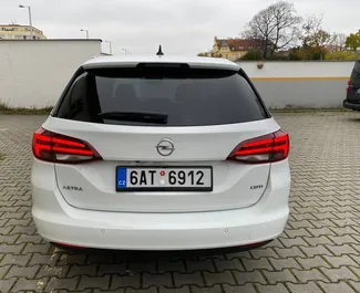 Innenraum von Opel Astra Sports Tourer zur Miete in der Tschechischen Republik. Ein großartiges 5-Sitzer Fahrzeug mit Automatisch Getriebe.