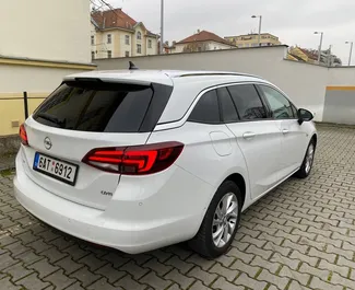 Opel Astra Sports Tourer 2018 zur Miete verfügbar in Prag, mit Kilometerbegrenzung 300 km/Tag.