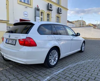 Benzin 2,0L Motor von BMW 3-series Touring 2011 zur Miete in Prag.