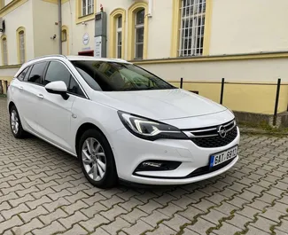 Frontansicht eines Mietwagens Opel Astra Sports Tourer in Prag, Tschechische Republik ✓ Auto Nr.3358. ✓ Automatisch TM ✓ 0 Bewertungen.