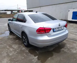 Volkswagen Passat 2013 mit Antriebssystem Frontantrieb, verfügbar am Flughafen Kutaisi.