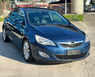 Frontansicht eines Mietwagens Opel Astra in Durres, Albanien ✓ Auto Nr.9778. ✓ Schaltgetriebe TM ✓ 0 Bewertungen.