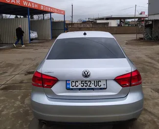 Innenraum von Volkswagen Passat zur Miete in Georgien. Ein großartiges 5-Sitzer Fahrzeug mit Automatisch Getriebe.