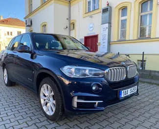 Frontansicht eines Mietwagens BMW X5 in Prag, Tschechische Republik ✓ Auto Nr.385. ✓ Automatisch TM ✓ 1 Bewertungen.