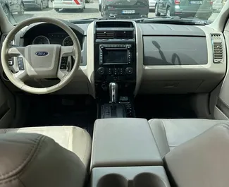Innenraum von Ford Escape zur Miete in Georgien. Ein großartiges 5-Sitzer Fahrzeug mit Automatisch Getriebe.