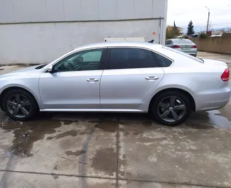 Benzin 2,5L Motor von Volkswagen Passat 2013 zur Miete am Flughafen Kutaisi.