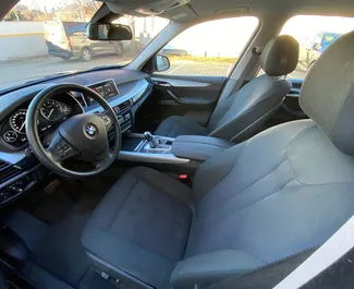 BMW X5 2018 zur Miete verfügbar in Prag, mit Kilometerbegrenzung 300 km/Tag.