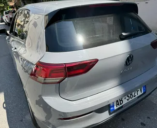 Vermietung Volkswagen Golf 8. Wirtschaft, Komfort Fahrzeug zur Miete in Albanien ✓ Kaution Einzahlung von 300 EUR ✓ Versicherungsoptionen KFZ-HV, TKV, VKV Plus, Diebstahlschutz, Ausland, Junge, Keine Kaution.