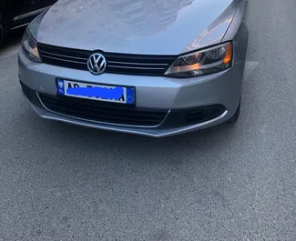 Frontansicht eines Mietwagens Volkswagen Jetta in Durres, Albanien ✓ Auto Nr.9697. ✓ Automatisch TM ✓ 0 Bewertungen.