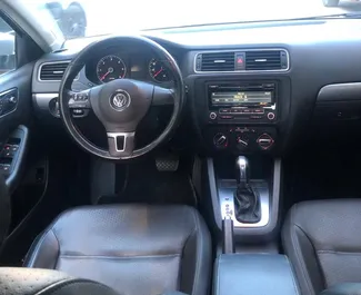 Innenraum von Volkswagen Jetta zur Miete in Albanien. Ein großartiges 5-Sitzer Fahrzeug mit Automatisch Getriebe.